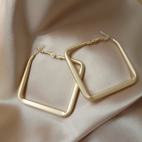 Brushed gold square Hoop Earrings - Picture 5 of 8